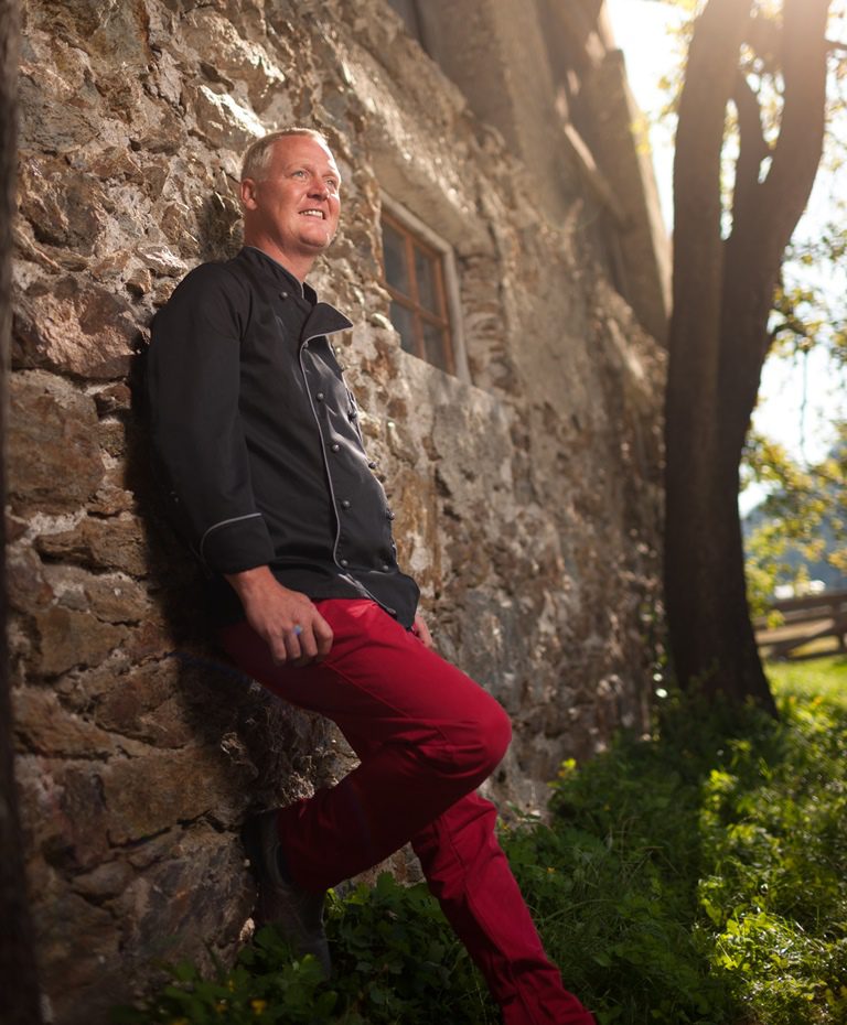 Bernd Troger, Gründer von Deferegger Senf, an einer Osttiroler Natursteinmauer